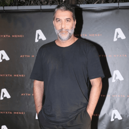 Βασίλης Μπισμπίκης: Αγνώριστος ο ηθοποιός - Η μεταμόρφωσή του σε θεατρική παράσταση