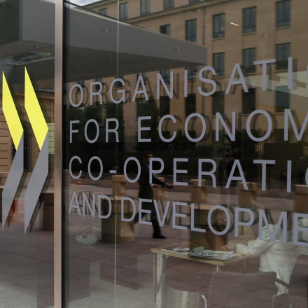 ΟΟΣΑ: Χρειάζονται και άλλες αυξήσεις επιτοκίων από ΕΚΤ και Fed - Αργή η μείωση του πληθωρισμού