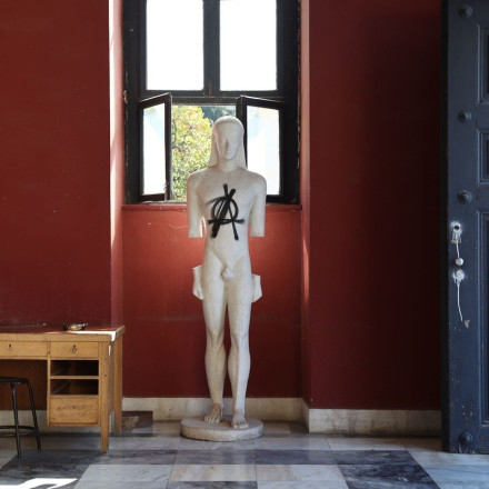 Πολυτεχνείο: Βανδαλισμοί και συνθήματα πάνω σε γλυπτά και τοίχους [pics]