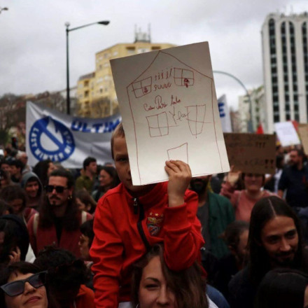 Πορτογαλία: Στους δρόμους χιλιάδες διαδηλωτές για τις υψηλές τιμές στα ενοίκια