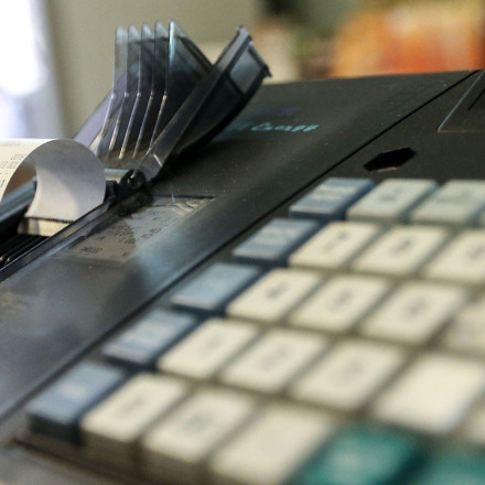 Φοροδιαφυγή: Τσουχτερά πρόστιμα για πειραγμένες ταμειακές μηχανές - «Καμπάνες» έως 100.000 ευρώ