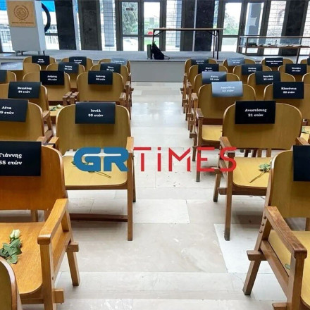 Τέμπη: Τοποθέτησαν 57 τριαντάφυλλα στη μνήμη των νεκρών - Η σιωπηρή διαμαρτυρία των δικηγόρων