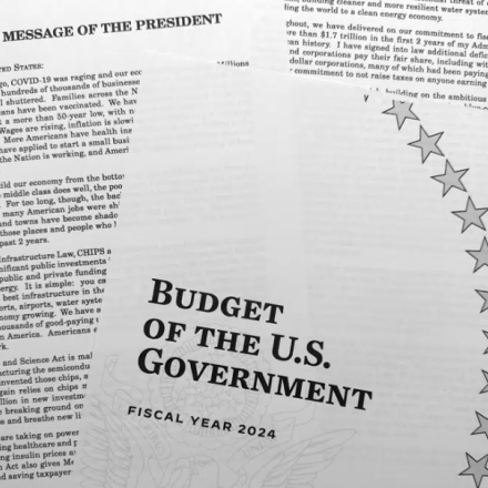 Μπάιντεν: Φόρο στους πλούσιους, αύξηση αμυντικών δαπανών και κοινωνικές παροχές στον προϋπολογισμό