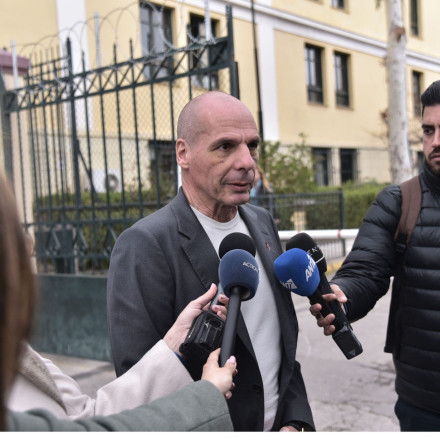 Βαρουφάκης: Ζητά την αποπομπή Θεοδωρικάκου – Ελεύθερος με περιοριστικούς όρους ο 19χρονος