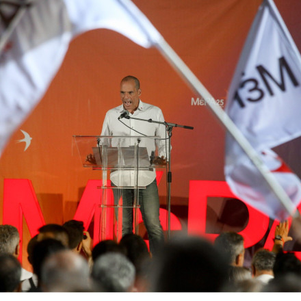 ΜέΡΑ25: Θρασύδειλη φασιστική επίθεση από προβοκάτορες τραμπούκους στον Γιάνη Βαρουφάκη - Δεν φοβόμαστε