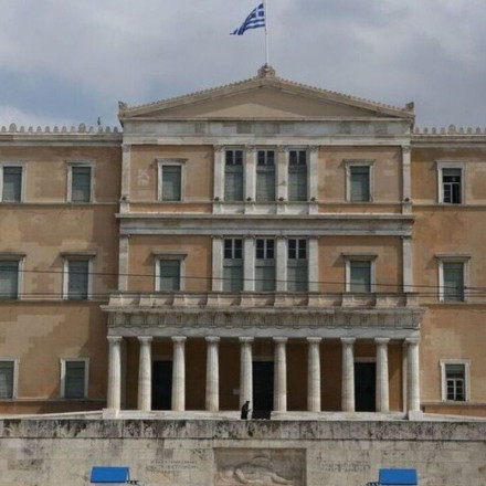 Γραφείο Προϋπολογισμού Βουλής: Κίνδυνος στην ελληνική οικονομία για έλλειμμα και πληθωρισμό