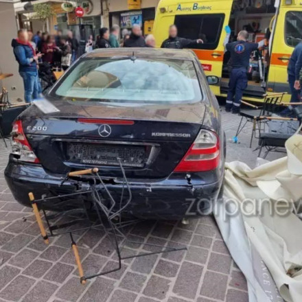 Χανιά: Aυτοκίνητο έπεσε πάνω σε καφετέρια - Τραυματίστηκαν θαμώνες [pics]