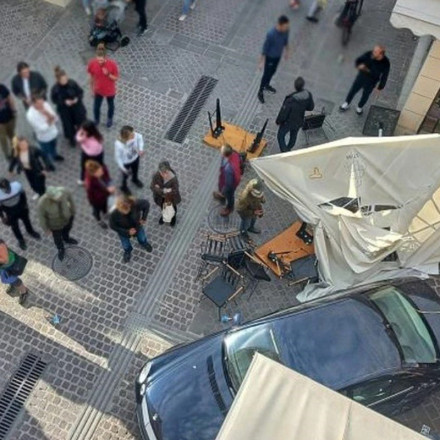 Χανιά: Βίντεο ντοκουμέντο από τη στιγμή που αυτοκίνητο πέφτει σε καφετέρια