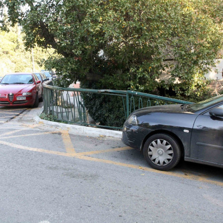 Παλαιό Φάληρο: Δράστης έσκασε τα λάστιχα σε πάνω από 30 μαύρα αυτοκίνητα