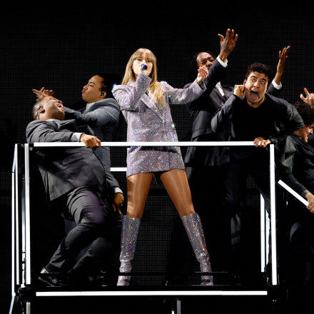 «Έσπασε» τα ταμεία σε συναυλίες της στο Παρίσι η Τέιλορ Σουίφτ