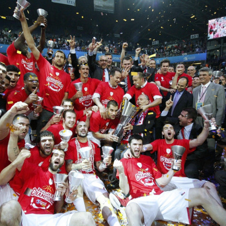 Η ανατροπή του αιώνα και οι άγνωστες ιστορίες του έπους του Ολυμπιακού στην Πόλη