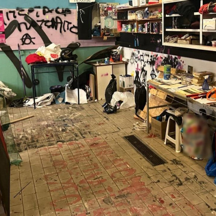 Νομική: 28 συλλήψεις μετά την εκκένωση της κατάληψης - Έκοψαν με τροχό την πόρτα