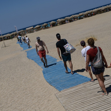 Τέλος οι «κολλημένες» ομπρέλες στις οργανωμένες παραλίες - Όλοι οι νέοι κανόνες