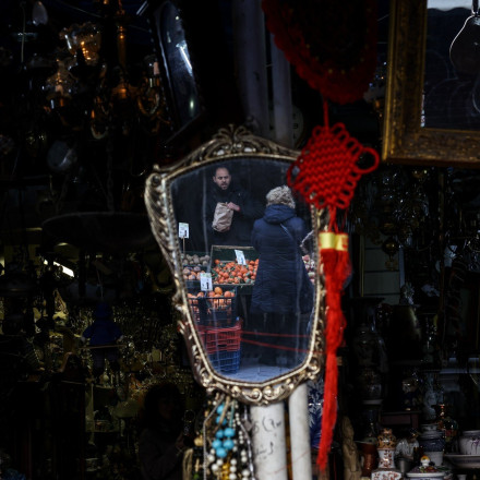 Έρευνα: 6 στους 10 «μόλις τα βγάζουν πέρα» - «Θα ανέβουν κι άλλο οι τιμές», λένε