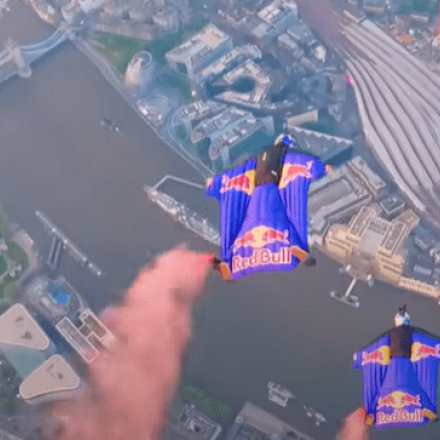 Έγραψαν ιστορία: Αλεξιπτωτιστές πέρασαν μέσα από το Tower Bridge με 246 χλμ/ώρα