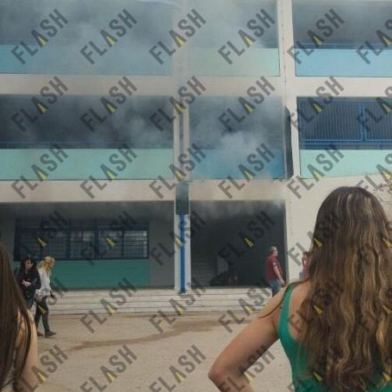 Φωτιά σε λύκειο στον Κορυδαλλό - Κροτίδες έπεσαν στο υπόγειο του σχολείου