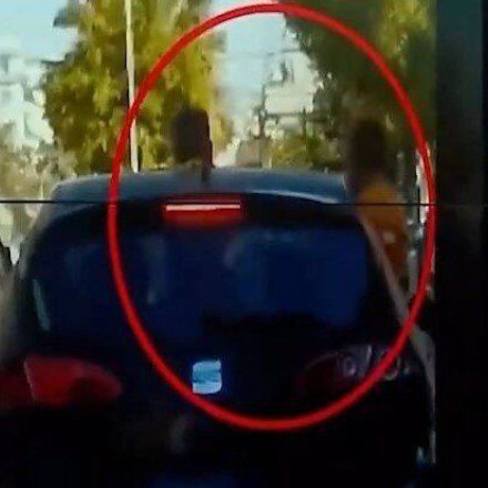 Βίντεο-σοκ: Οδηγεί στην Πέτρου Ράλλη με το παιδί να «κρέμεται» από το παράθυρο