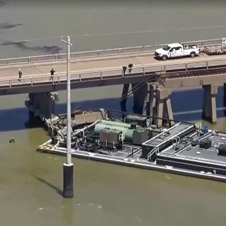 Τρομακτική σύγκρουση στο Τέξας: Φορτηγίδα έπεσε πάνω σε γέφυρα