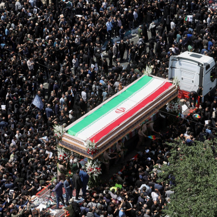 Πλήθος κόσμου στην κηδεία Ραϊσί στην Τεχεράνη - Ο Χαμενεΐ ηγήθηκε της προσευχής