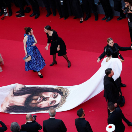 Κάννες: Χαμός στο κόκκινο χαλί με μοντέλο που φορούσε φόρεμα με τον Χριστό