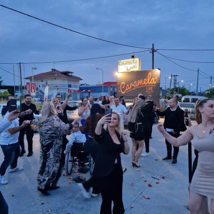 Επικό κλείσιμο για μπουζούκια στη Λάρισα: Έβγαλαν την πίστα και χόρευαν έξω