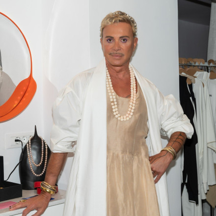 Πληρωμένη απάντηση του Λάκη Γαβαλά σε μοναχό για το «αν είναι άντρας ή γυναίκα»