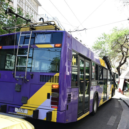 Κωμικοτραγικές εικόνες: Τρόλεϊ «έμεινε» στη Συγγρού και το έσπρωξαν περαστικοί