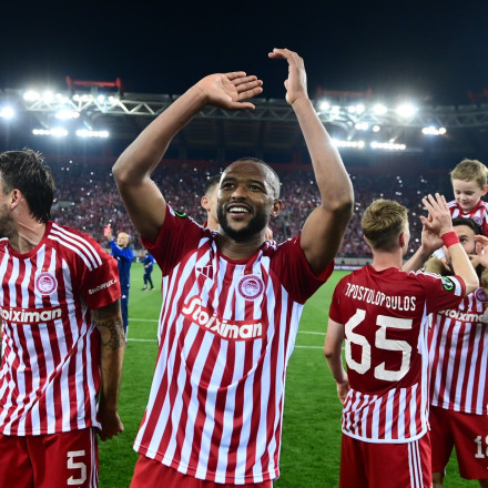 Αυτό είναι το επετειακό έμβλημα για τα 100 χρόνια ιστορίας του Ολυμπιακού