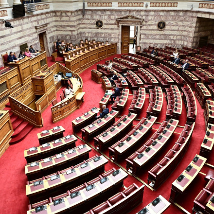 Απαγόρευση συμμετοχής των συζύγων πολιτικών σε αλλοδαπές εταιρείες - Τι αλλάζει με τροπολογία Απαγόρευση συμμετοχής των συζύγων πολιτικών σε αλλοδαπές εταιρείες - Τι αλλάζει με τροπολογία