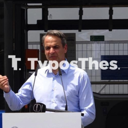 Θεσσαλονίκη: Χτύπησε το πρώτο εισιτήριο σε ηλεκτρικό λεωφορείο ο Μητσοτάκης