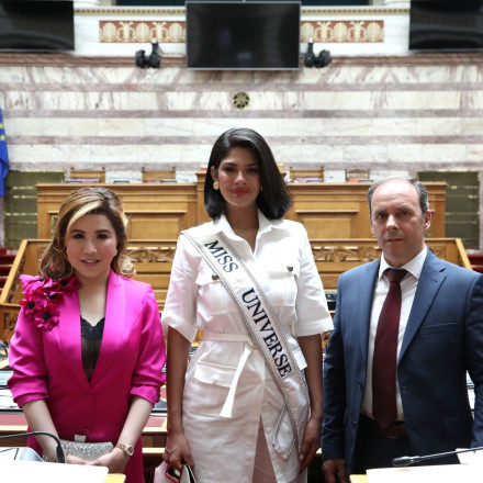 Στην ελληνική Βουλή η Μις Υφήλιος - Τι ανέβασε στο Instagram