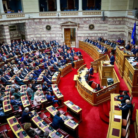 «Μετωπική» στη Βουλή για την ακρίβεια - Όλοι εναντίον όλων