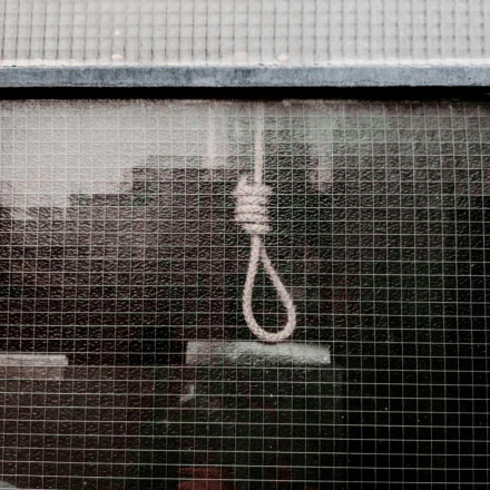 Σοκ στην Αγία Βαρβάρα: 16χρονος βρέθηκε κρεμασμένος στην αυλή του σπιτιού του