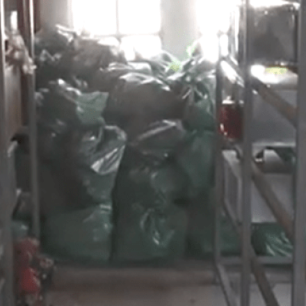 Ντροπιαστικές εικόνες σε νεκροταφείο των Σερρών - Oστά στοιβαγμένα σε σακούλες