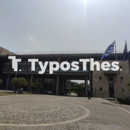 Θεσσαλονίκη: Η σημαία του πρωταθλητή ΠΑΟΚ κυματίζει στο δημαρχείο