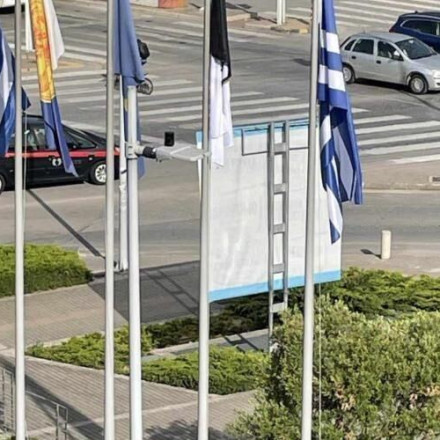 Θεσσαλονίκη: Κατέβασαν τη σημαία του ΠΑΟΚ στο δημαρχείο – Την ανέβασε ξανά ο δήμος