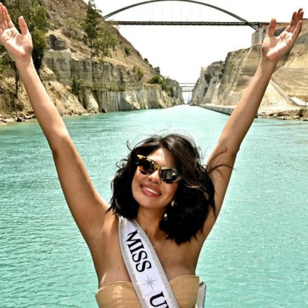 Η Μις Υφήλιος κολυμπά και φωτογραφίζεται στα νερά του Ισθμού της Κορίνθου