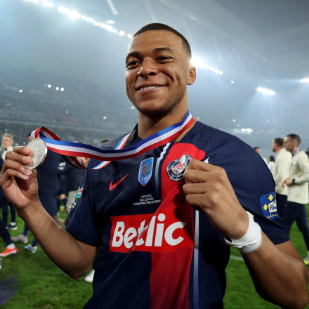 Δεν το κρύβει πια: Ο Εμπαπέ υπέγραψε φανέλα της Ρεάλ Μαδρίτης