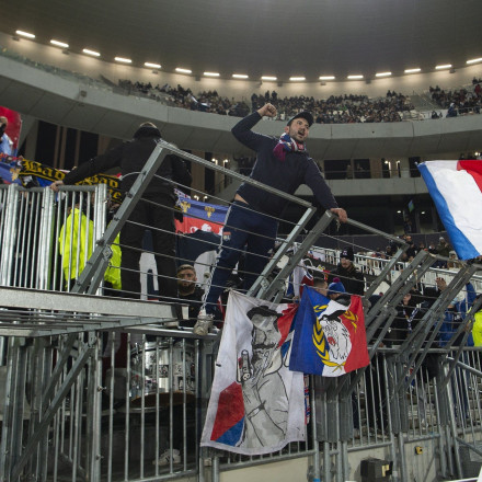 Επεισόδια πριν τον τελικό κυπέλλου ανάμεσα σε Λιόν και Παρί - Κάηκε πούλμαν