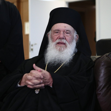 «Προσεύχομαι για εσάς»: Το μήνυμα του Ιερώνυμου για τις Πανελλήνιες