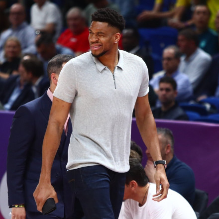 Η στοργική αγκαλιά του Giannis στον Κώστα και η αποθέωσή του στον Αταμάν