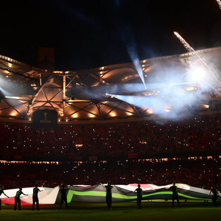 Φίλαθλος γύρισε πλάτη όταν η κάμερα την «τσάκωσε» να φιλάει τον σύντροφό της