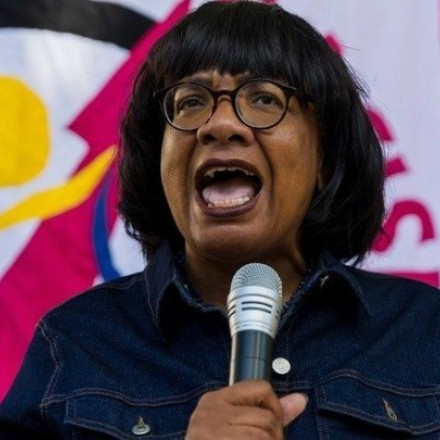 Γιατί απαγορεύτηκε στην Νταϊάν Άμποτ να είναι υποψήφια με τους Εργατικούς