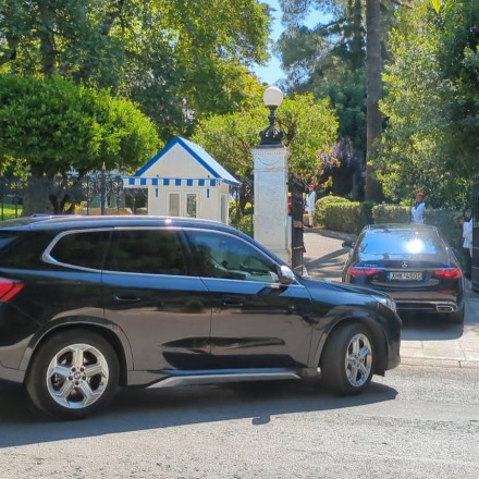 Με εντυπωσιακή πομπή οχημάτων ο Εμίρης του Κατάρ σε Προεδρικό Μέγαρο και Μαξίμου