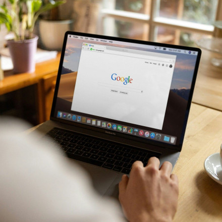 Η AI της Google τρελάθηκε: Προτείνει κόλλα στην πίτσα και πέτρες για γεύμα