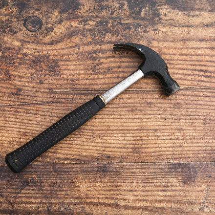 Σοκ στη Βραζιλία: Έφηβος σκότωσε με σφυρί τους θετούς γονείς του