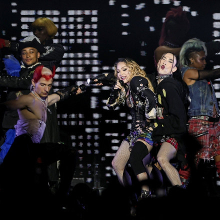 Θεατής μηνύει τη Μαντόνα για «πορνογραφία»: «Τόπλες γυναίκες χόρευαν στη σκηνή»