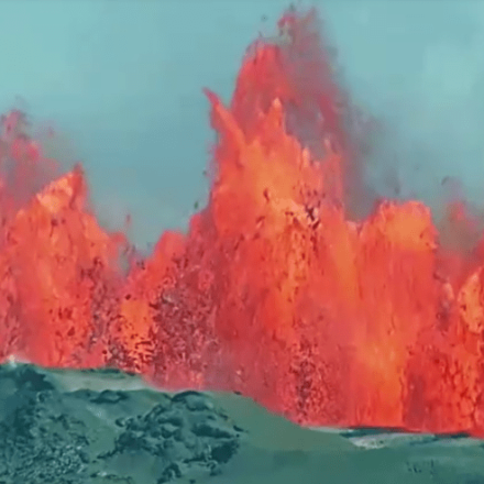 Ισλανδία: Εντυπωσιακές εικόνες από πίδακες λάβας σε νέα έκρηξη