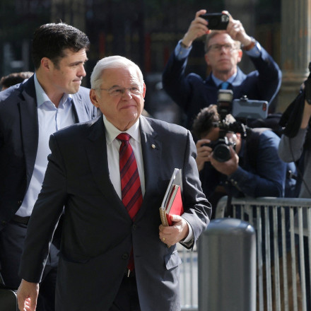 Ανεξαρτητοποιήθηκε ο Μπομπ Μενέντεζ- Μόνος στη «μάχη» της Γερουσίας