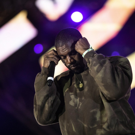 Αγωγές κατά του Κάνιε Γουέστ για σεξουαλική παρενόχληση και παράνομη απόλυση